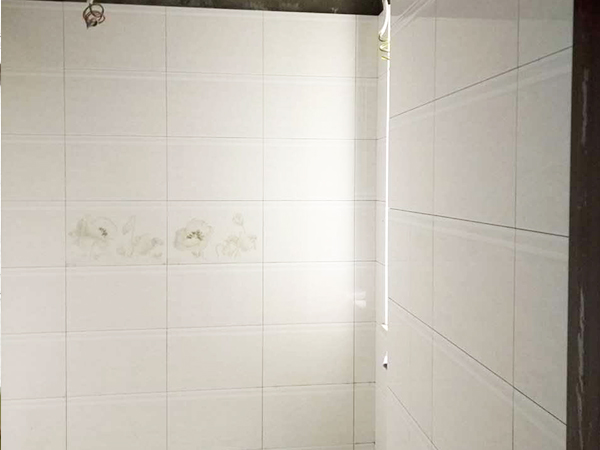 東莞月荷居裝修工地現(xiàn)場的瓷磚鋪設階段