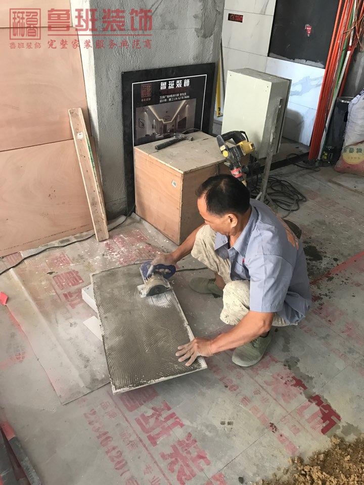 東莞富春山居裝修工地現(xiàn)場(chǎng)的泥瓦工程階段