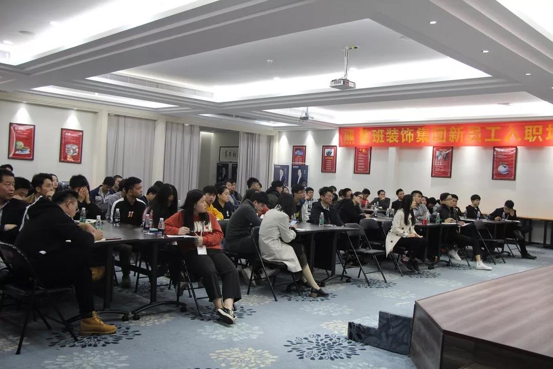 認真聽講、做筆記的魯班新成員