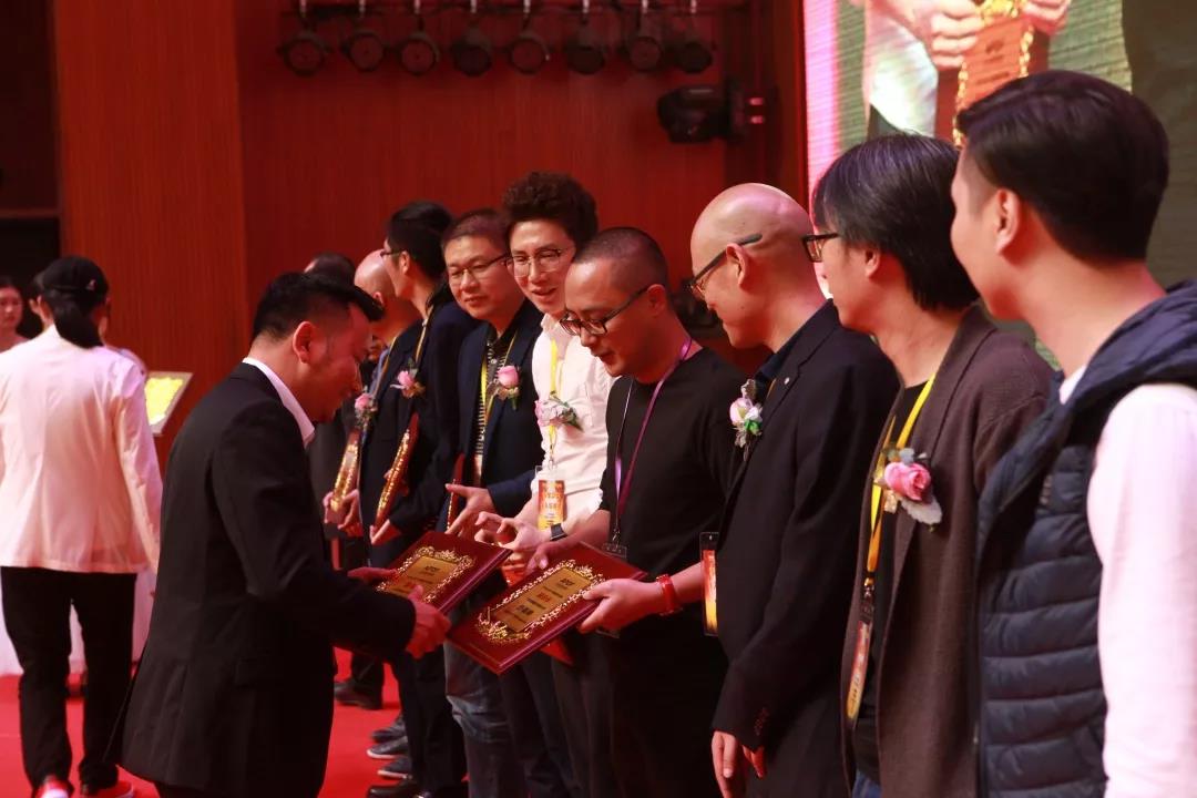魯班裝飾總設(shè)計(jì)師黃成受邀上臺(tái)進(jìn)行頒牌儀式