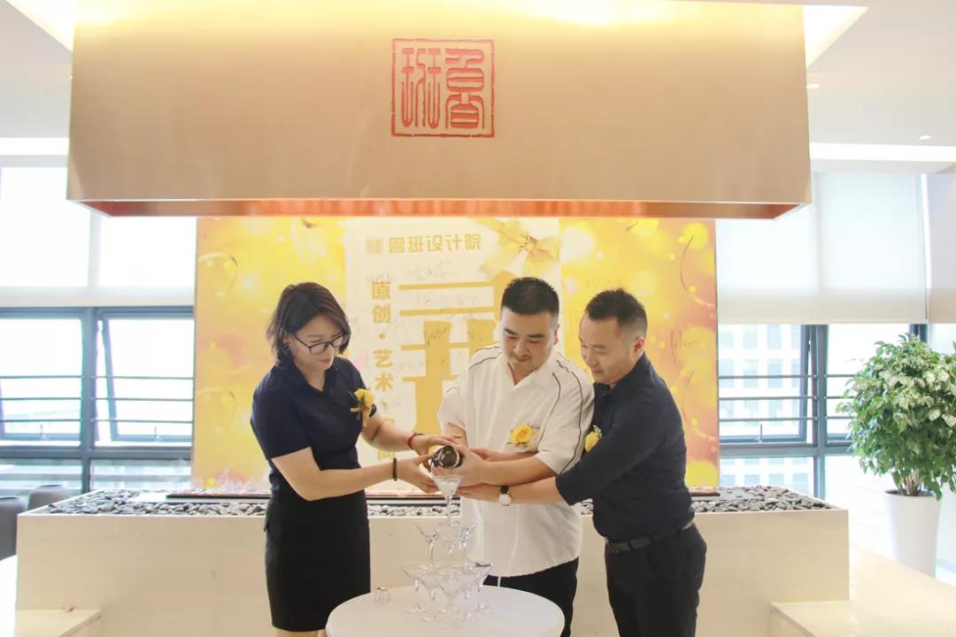 魯班設(shè)計院總經(jīng)理，營銷經(jīng)理與客戶經(jīng)理合影