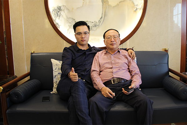 東莞御龍山裝修業(yè)主胡總與魯班設(shè)計師吳廳合影