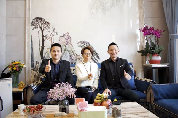 從左至右：設(shè)計(jì)師劉工、韋姐、客戶經(jīng)理覃經(jīng)理