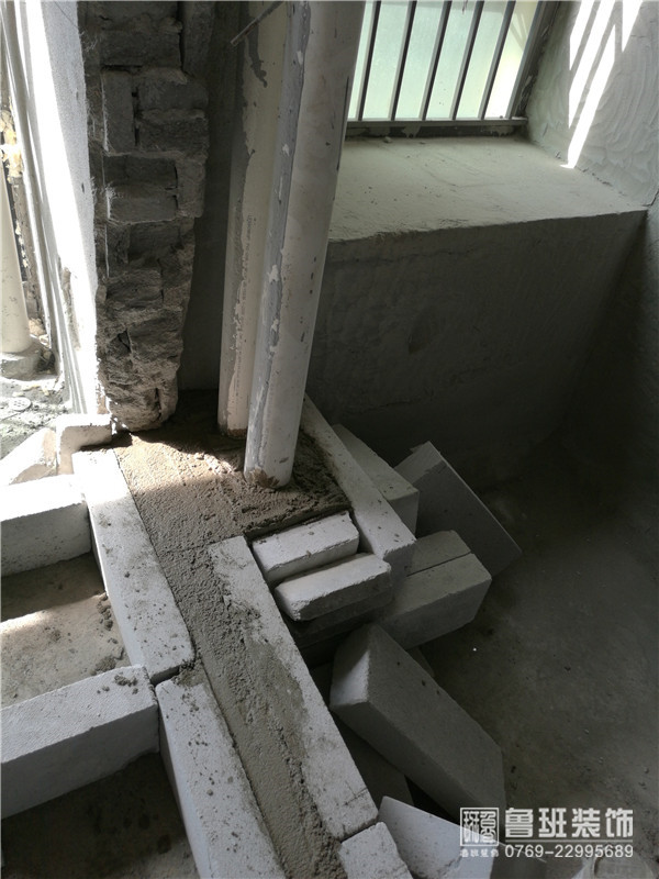 包排污管底部倒混凝土，衛(wèi)生間新砌墻做混凝土地梁。